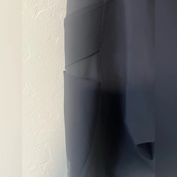 Lululemon Cargo Super-high-rise hiking short 8” (Black)
Size 6 - Picture 11 of 16